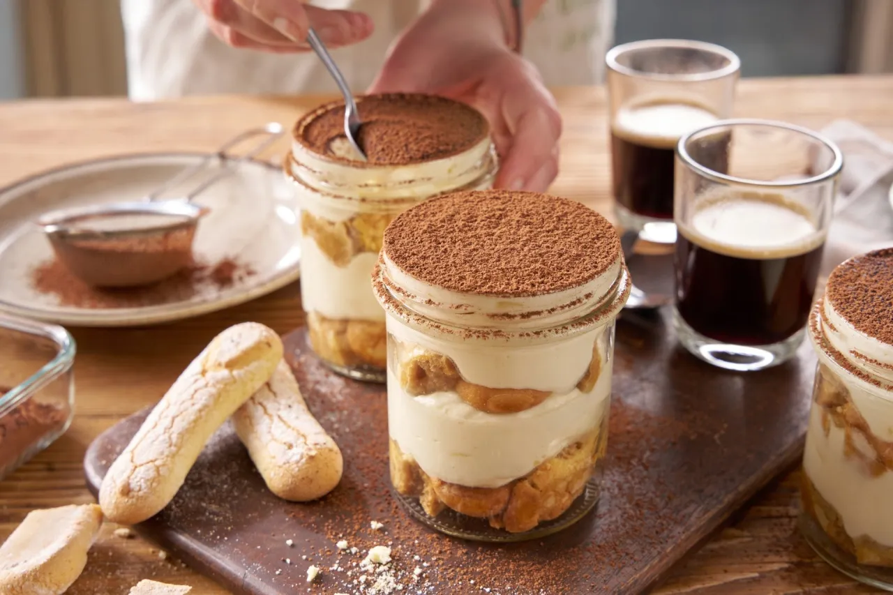 Układanie warstw deseru w słoiku