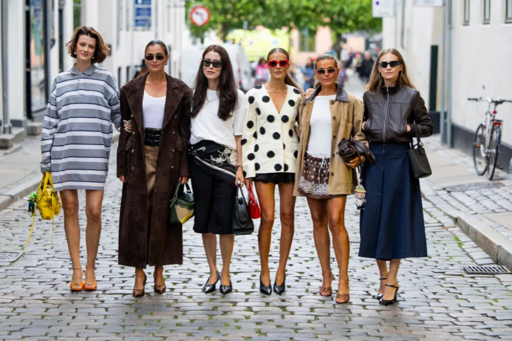 Skórzana spódnica stylizacje jesień zima 2025 2026