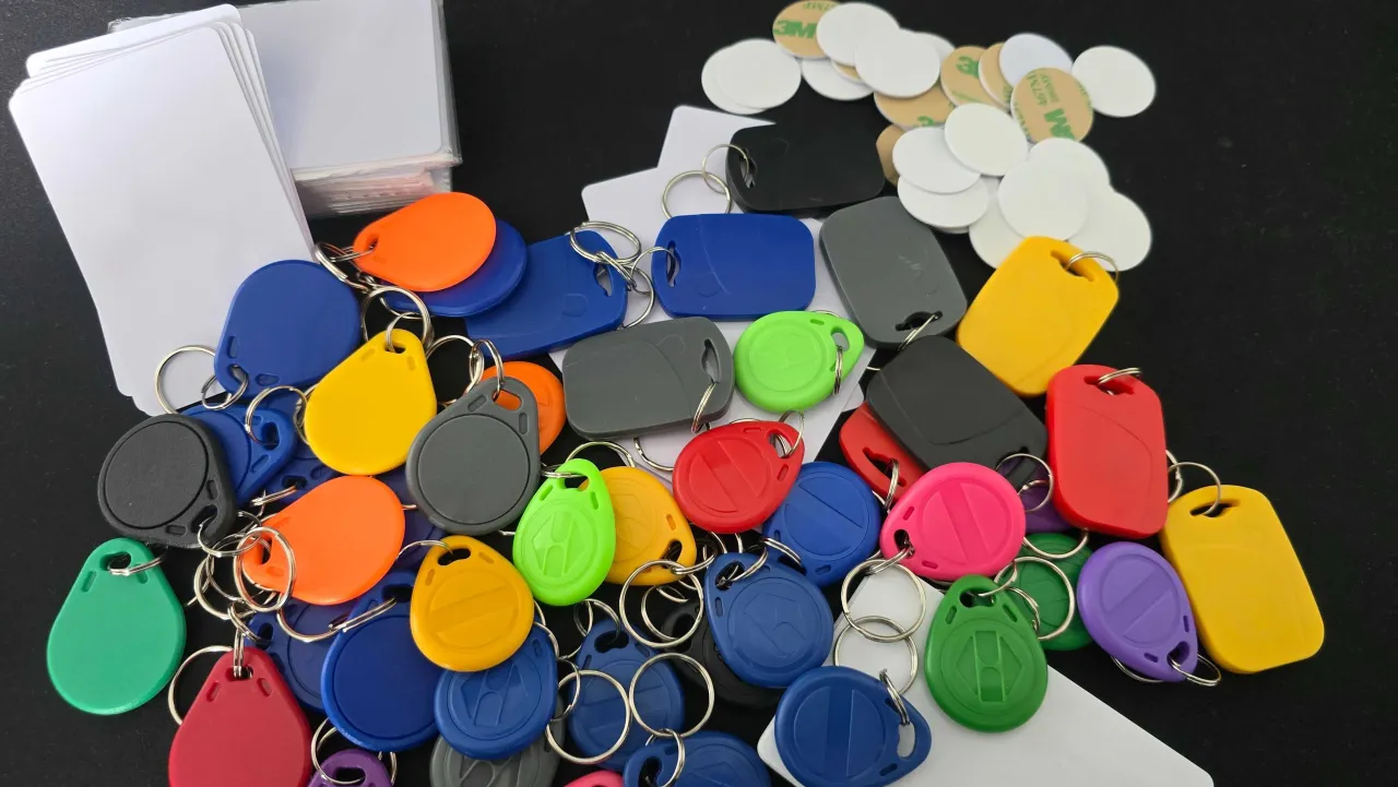 Kolorowe breloczki i karty zbliżeniowe, idealne do dorobienia chipu do domofonu.