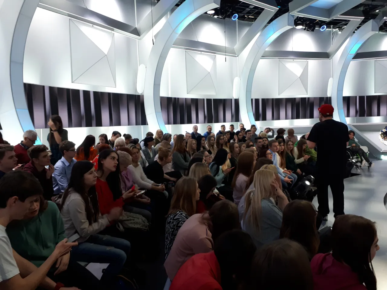 Widownia czeka na rozpoczęcie nagrania programu z kołem fortuny.