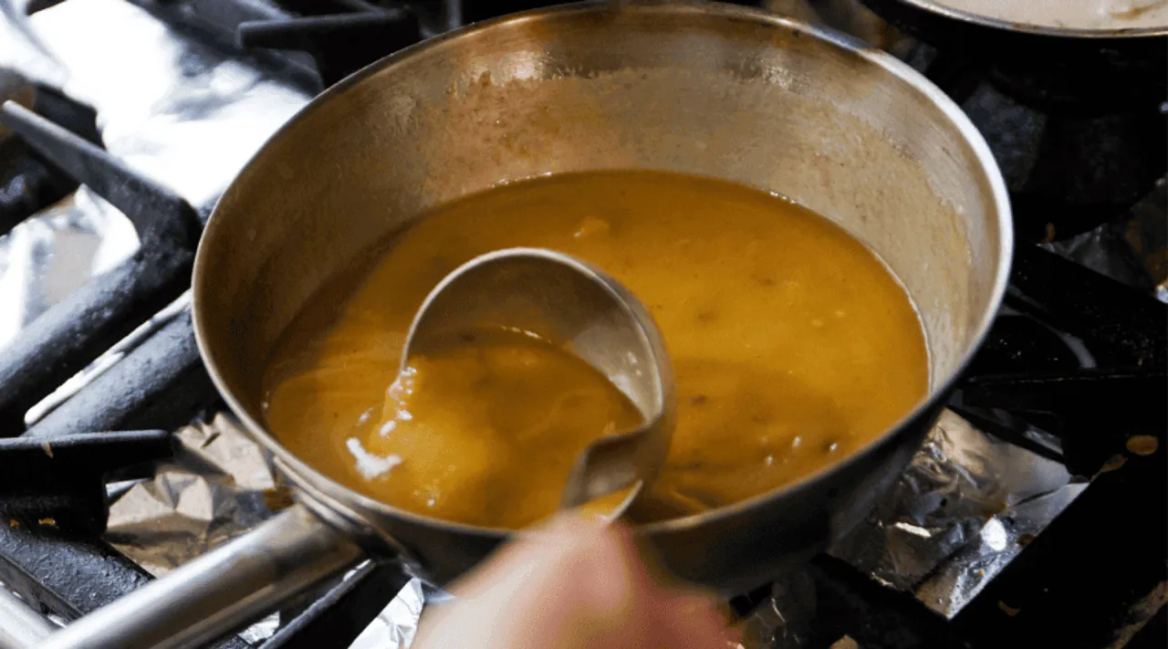 naturalne zagęszczanie sosu warzywami lub mąkami bezglutenowymi