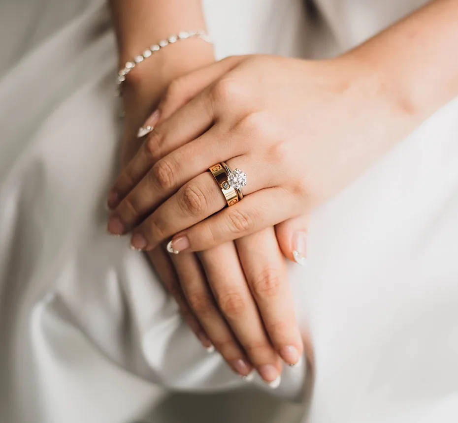 kobieta z obrączką i pierścionkiem zaręczynowym na prawej dłoni