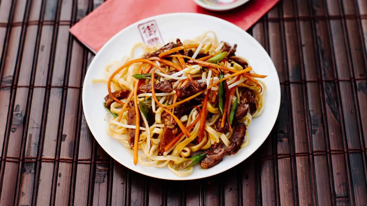 Authentische chinesische gebratene Nudeln im Wok serviert