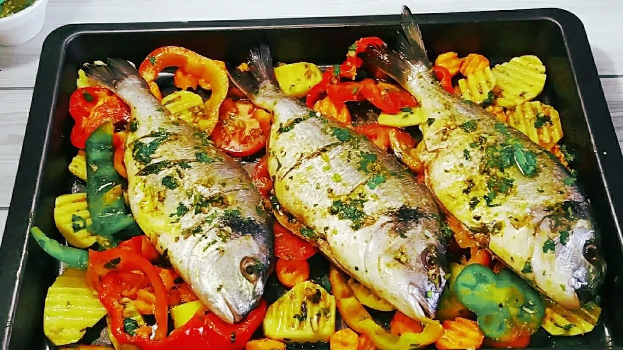 Pesce al forno con verdure mediterranee