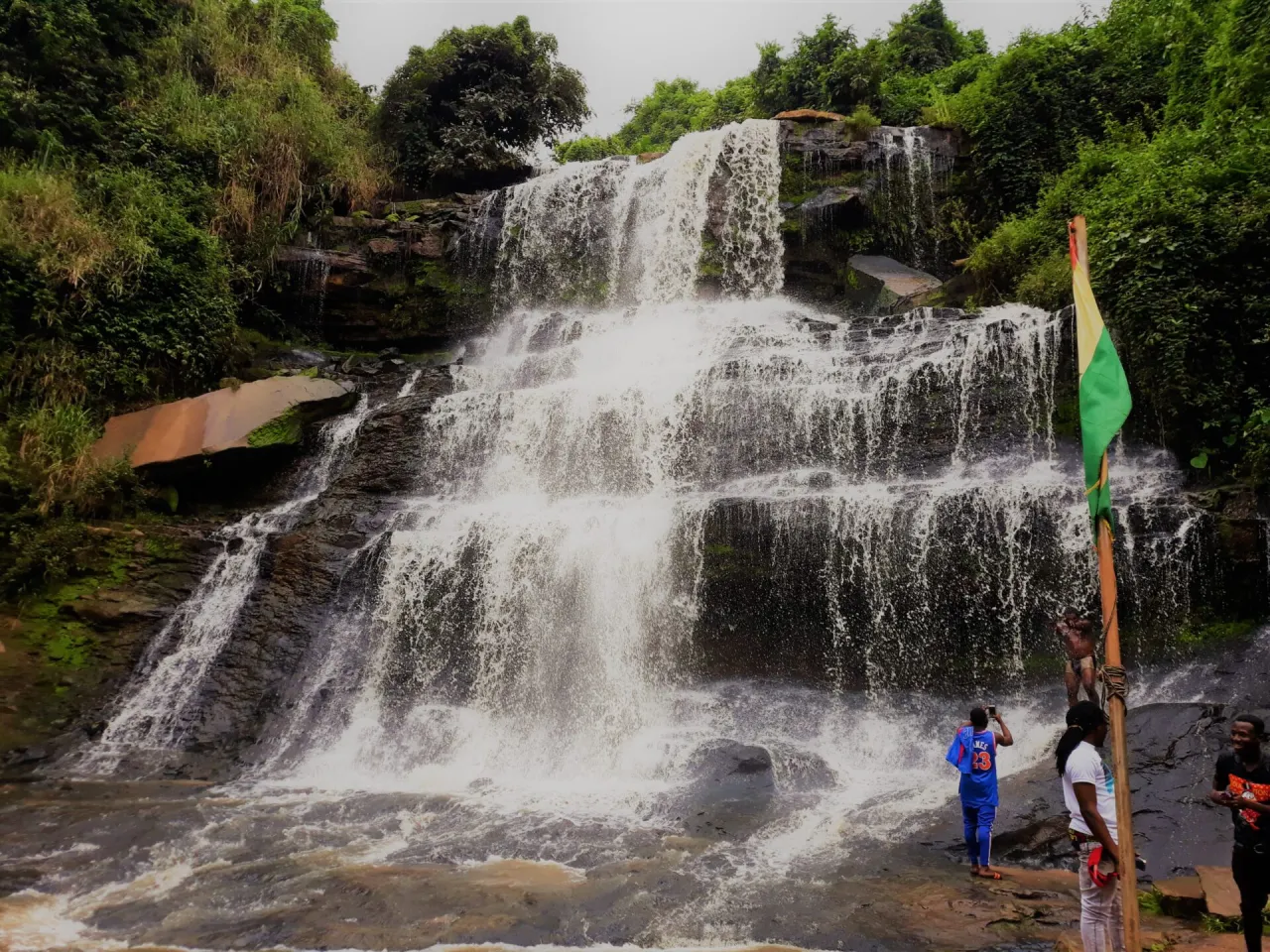 Wodospad Kintampo w Ghanie, gdzie turyści robią zdjęcia. Czy Ghana jest bezpieczna? Tak, to piękny kraj do zwiedzania.