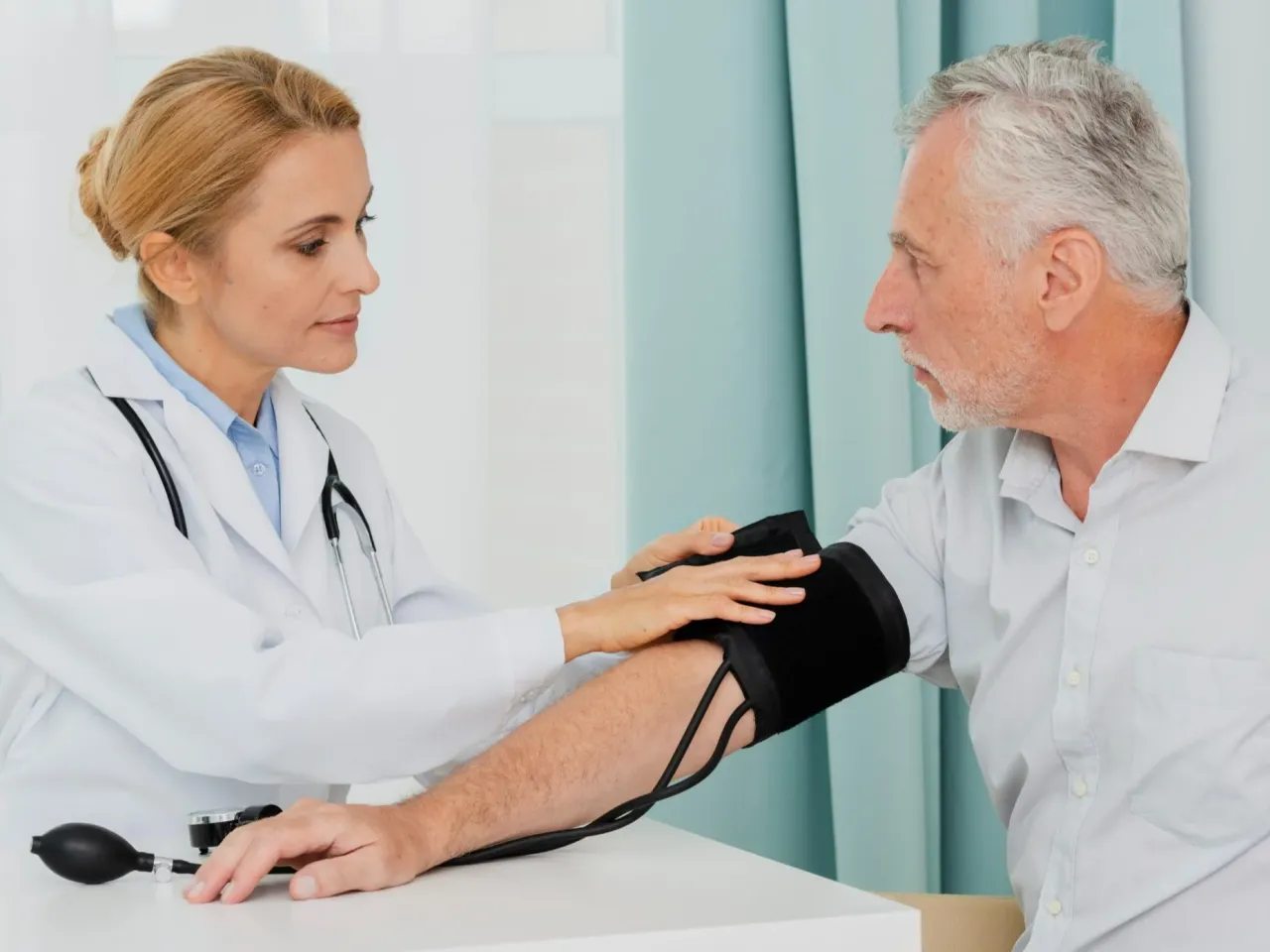 lekarz mierzy ciśnienie zestresowanemu pacjentowi