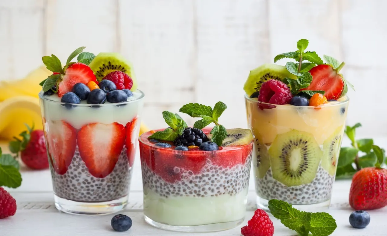 Kolorowe desery chia z owocami: truskawki, kiwi, borówki, maliny. Idealny przepis na zdrowy deser.