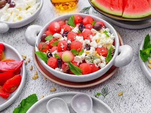 appetitlicher Melone Feta Salat in einer Schale serviert