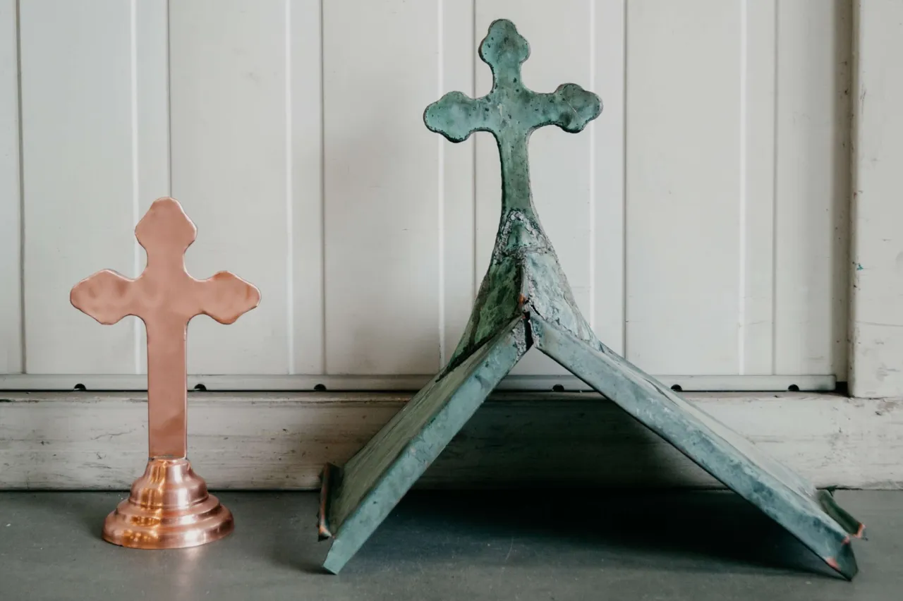 renowacja starego metalowego krzyża przed i po