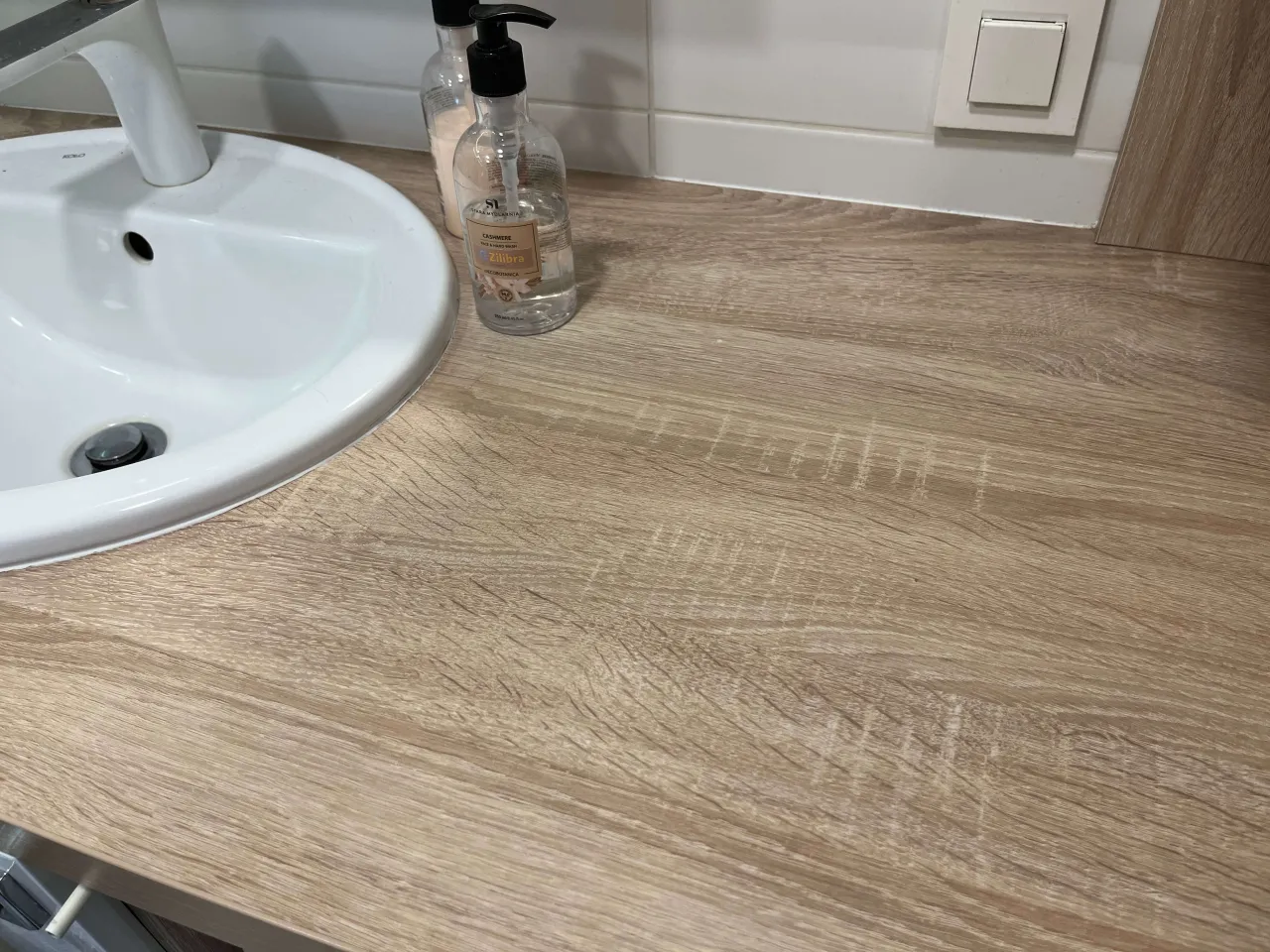 drewniany blat łazienkowy olejowany i lakierowany porównanie