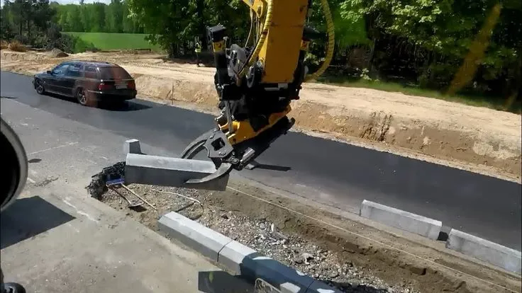 operator koparki w akcji na budowie