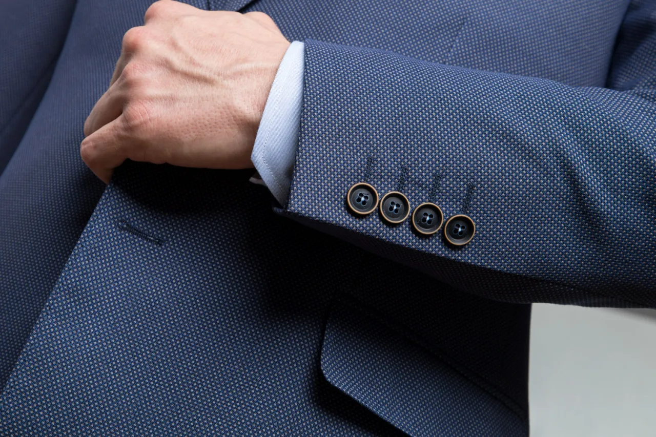 mężczyzna zestaw koordynowany granatowa marynarka szare spodnie