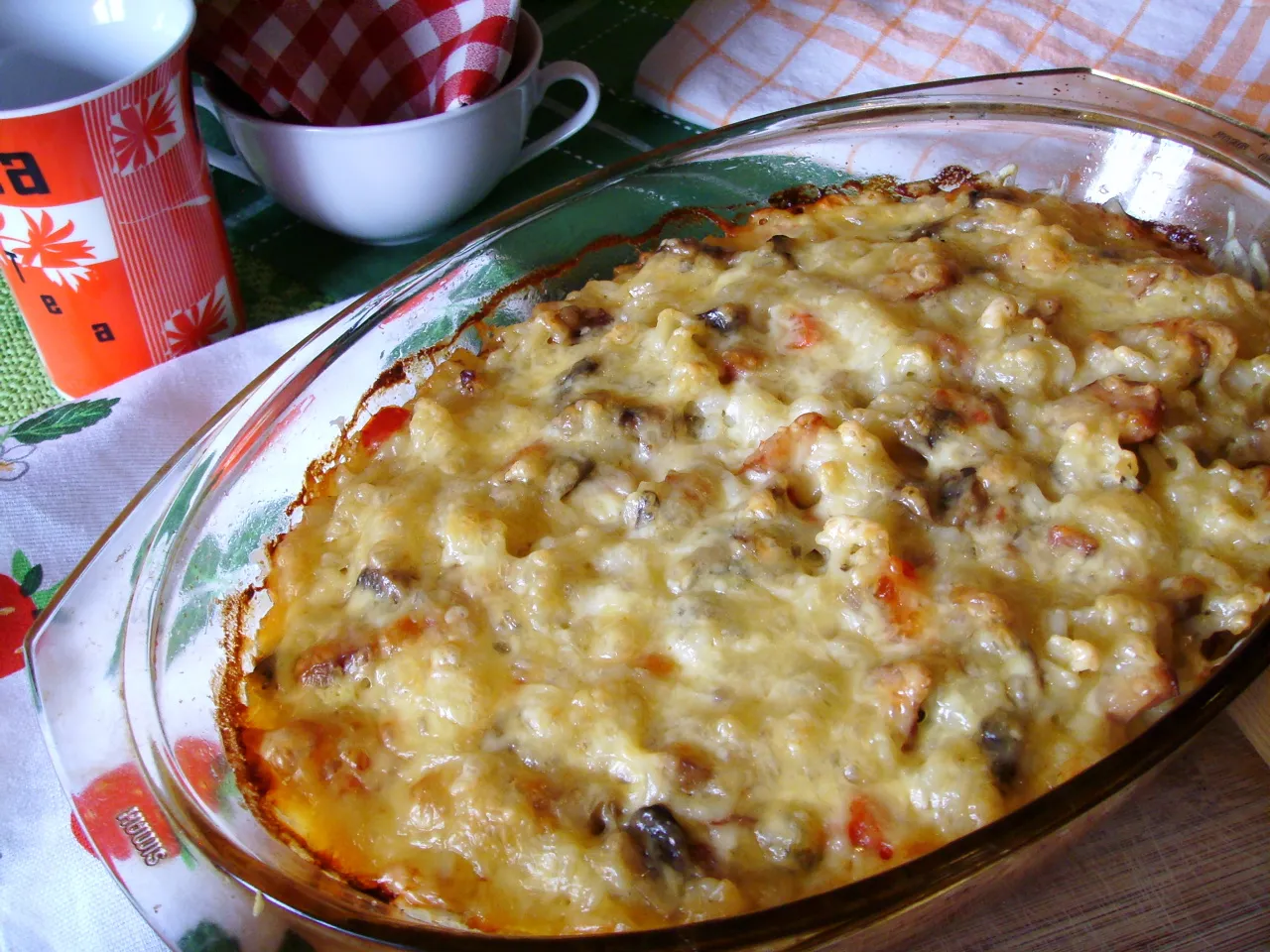 Zapiekanka makaronowa z pieczarkami i papryką