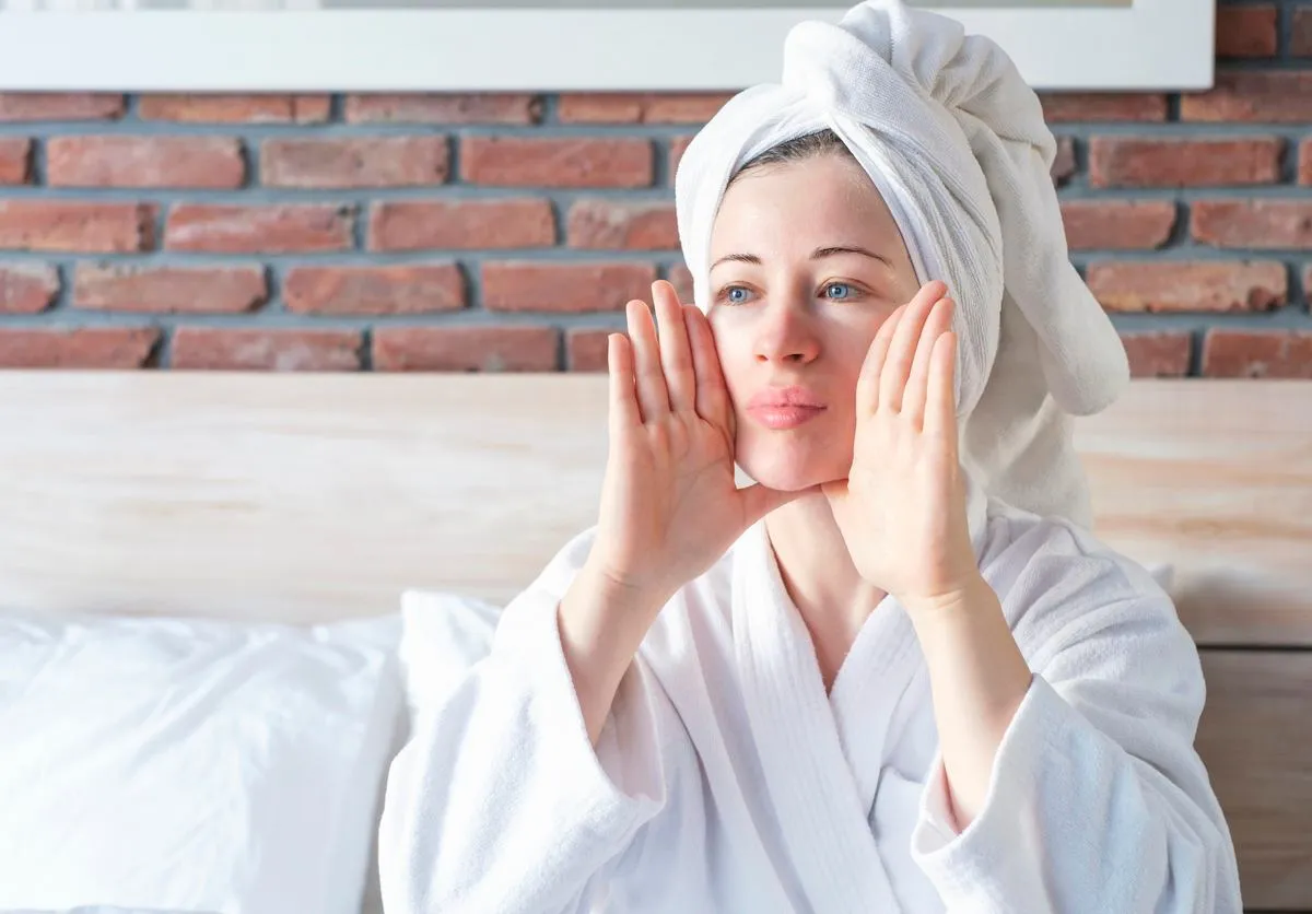 kobieta wykonująca test chusteczką na twarzy