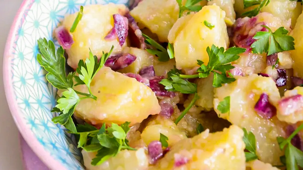 salade de pomme de terre traditionnelle garnitures