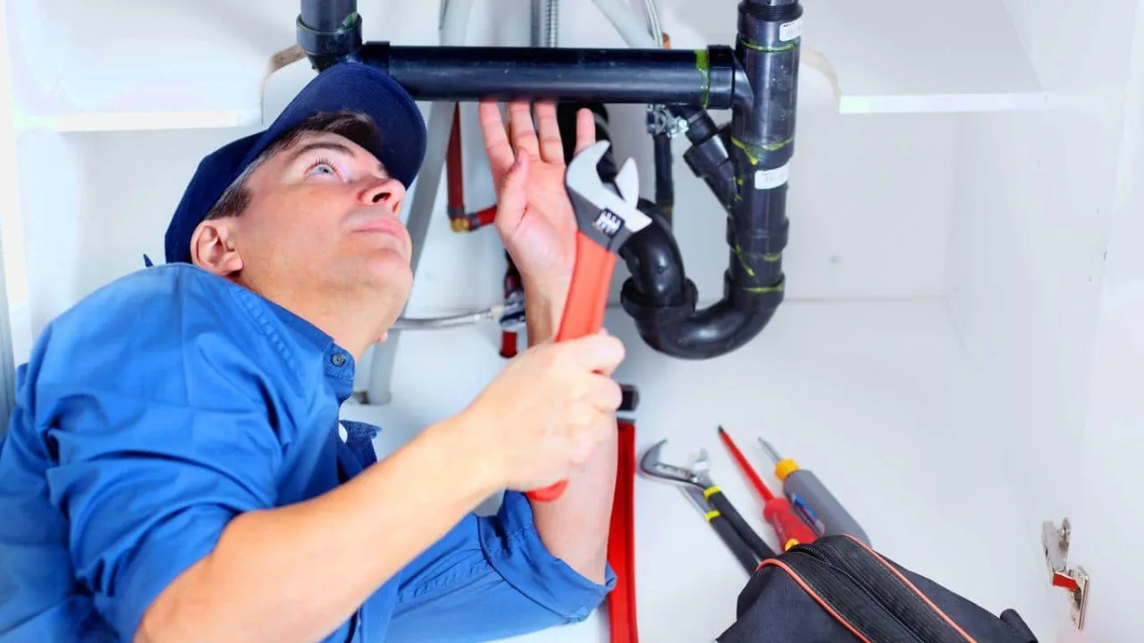 profesjonalny hydraulik, zadowolony klient z hydraulikiem