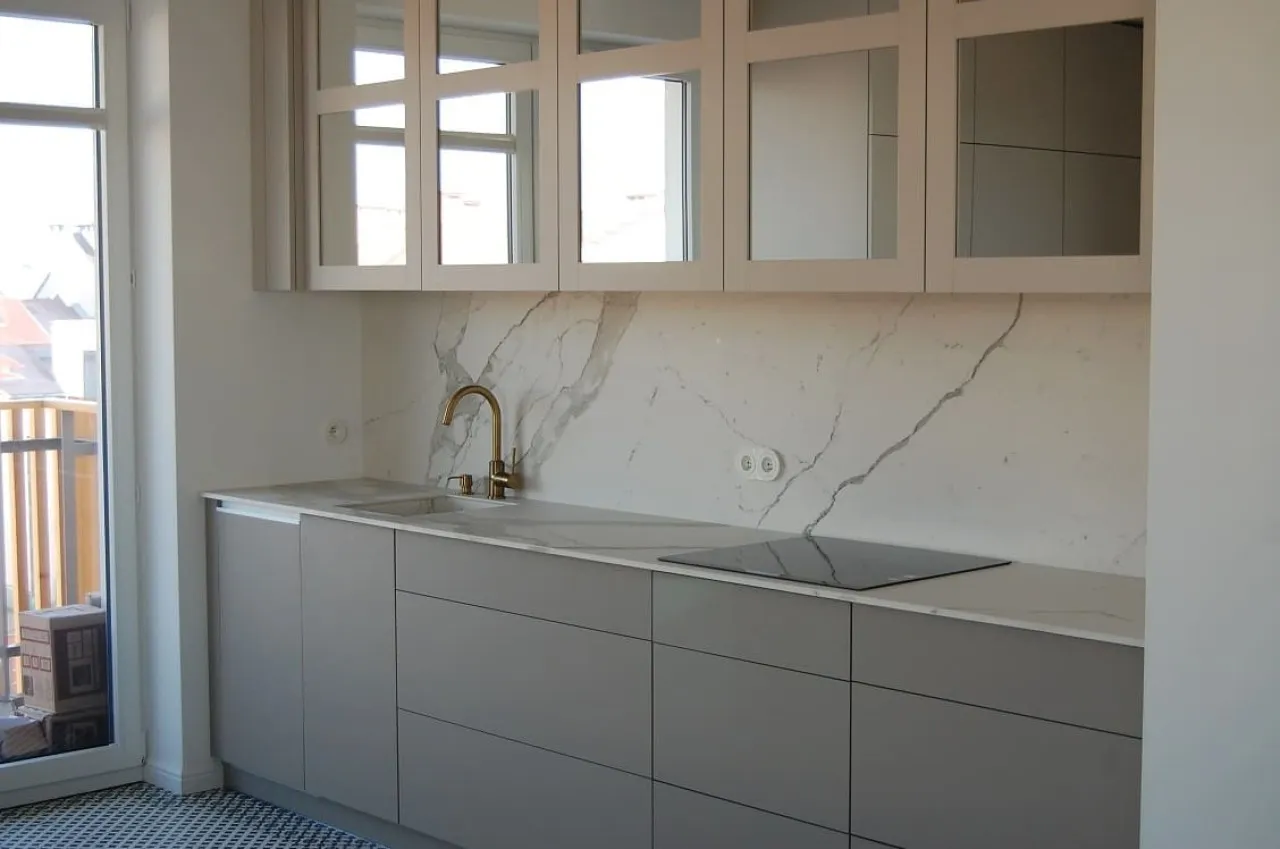 Por&oacute;wnanie kamieni na ścianę do kuchni