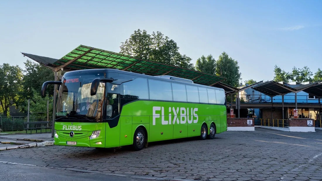 autobus FlixBus na dworcu autobusowym