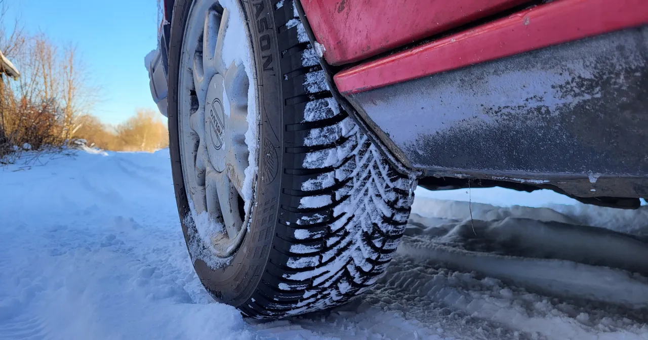 Opony całoroczne vs sezonowe por&oacute;wnanie