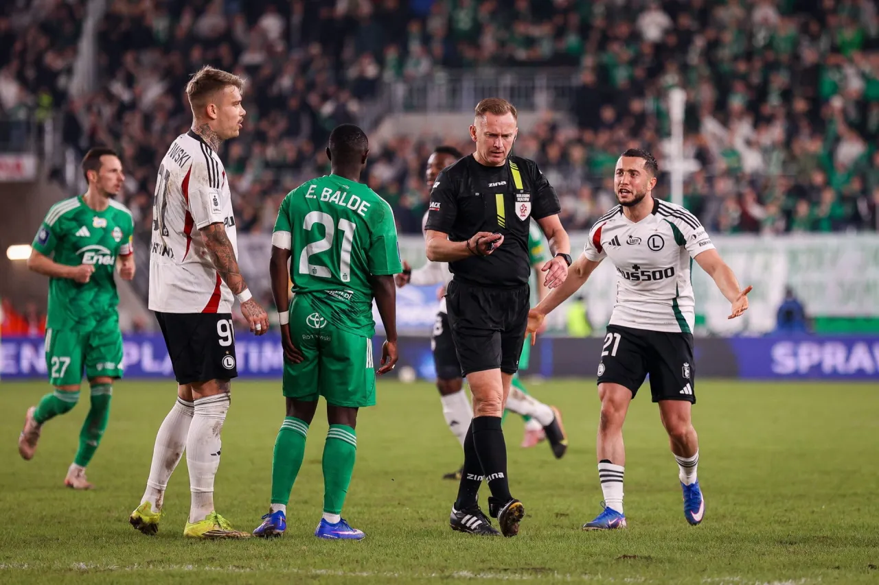 Sędzia rozmawia z piłkarzami w zielonych i białych strojach. Emocje sięgają zenitu, kto z kim w ostatniej kolejce ekstraklasy?