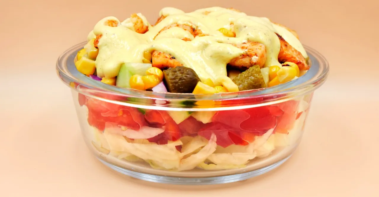 Sałatka gyros w szklanej misce z kurczakiem, kukurydzą i ogórkiem. Zastanawiasz się, ile sałatka gyros może stać w lodówce?