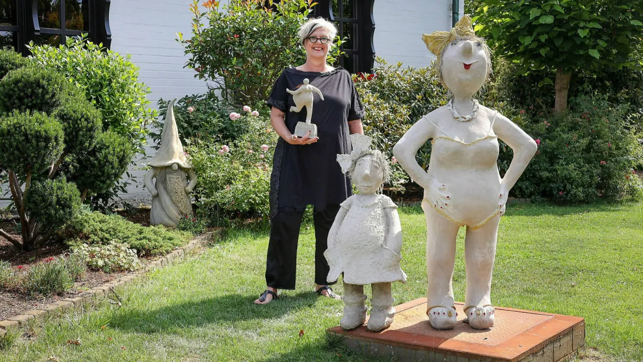 verschiedene betonskulpturen kunstwerke