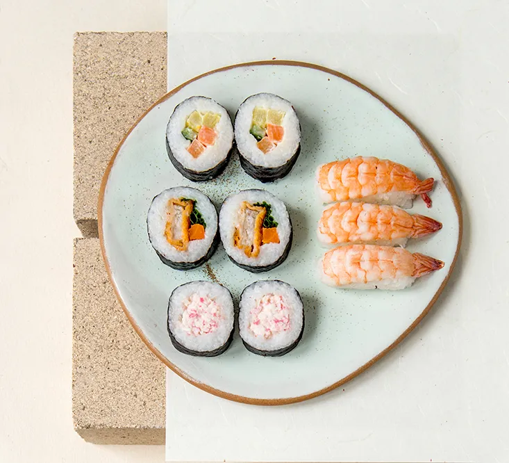 r&oacute;żne zestawy sushi z marketu