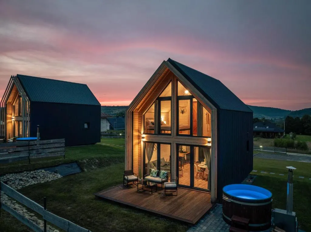 Nowoczesna stodoła w Bieszczadach z balią