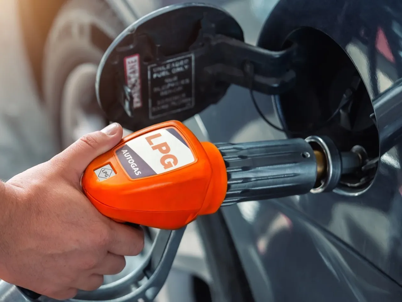 Samoch&oacute;d z instalacją LPG na stacji paliw