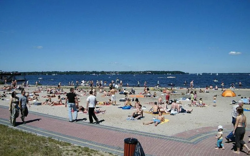 Zalew Zegrzyński plaża ludzie rekreacja