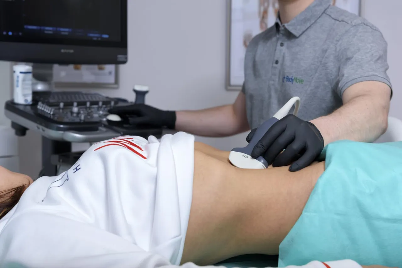 Pacjent rozmawiający z urologiem w gabinecie lekarskim