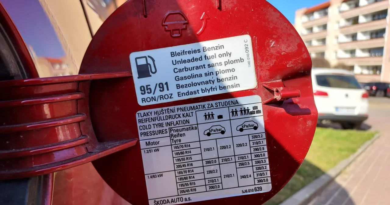 naklejka klapka wlewu paliwa, instrukcja obsługi samochodu, dowód rejestracyjny pole P3