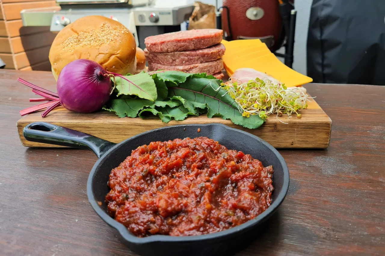 R&oacute;żne składniki do sosu BBQ whiskey