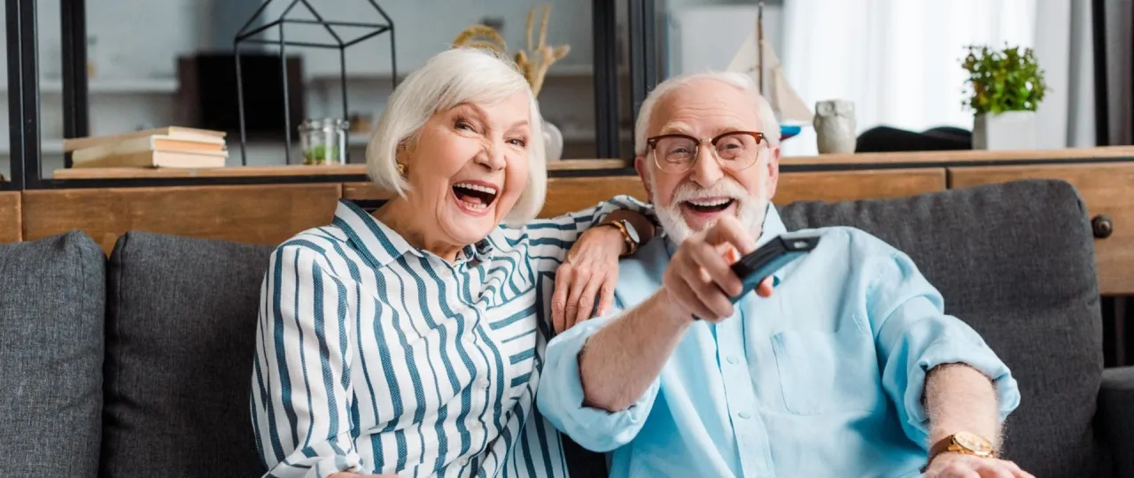 Szczęśliwi seniorzy oglądają telewizję. Dofinansowanie do dekodera dla kogo? Dla każdego, kto chce cieszyć się dobrym obrazem!