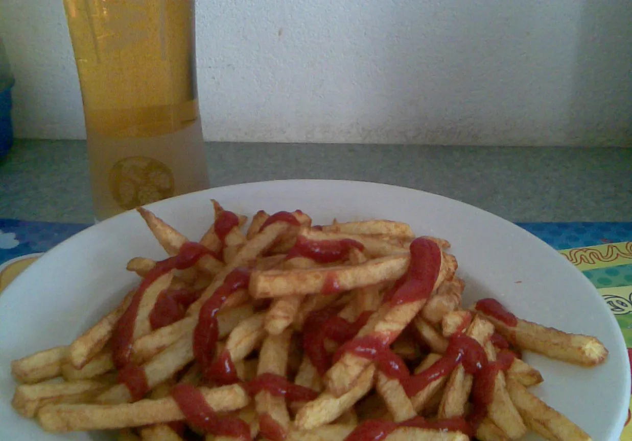 Tradycyjne frytki na talerzu z ketchupem