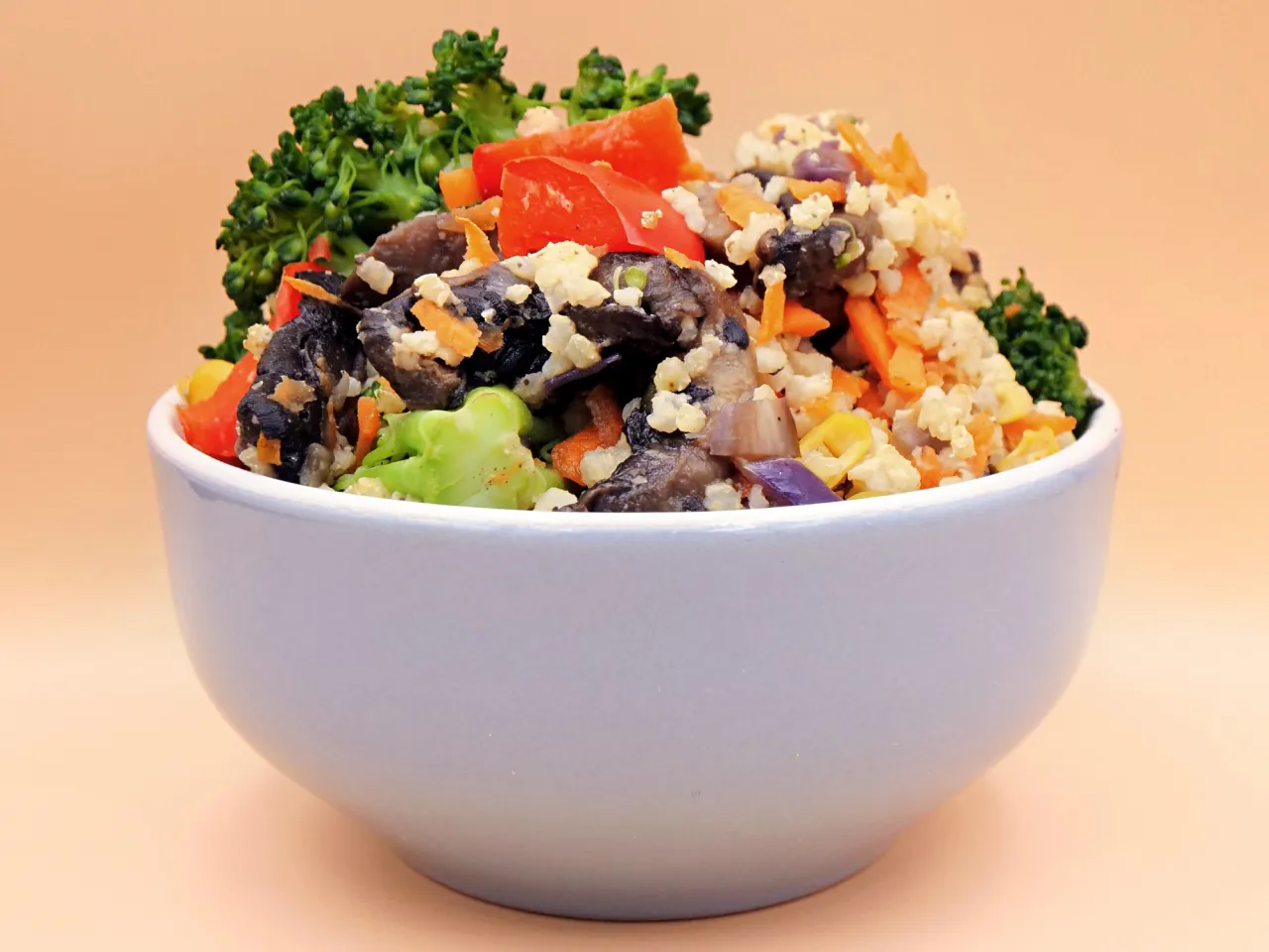 zdrowa miska kaszy jaglanej z warzywami