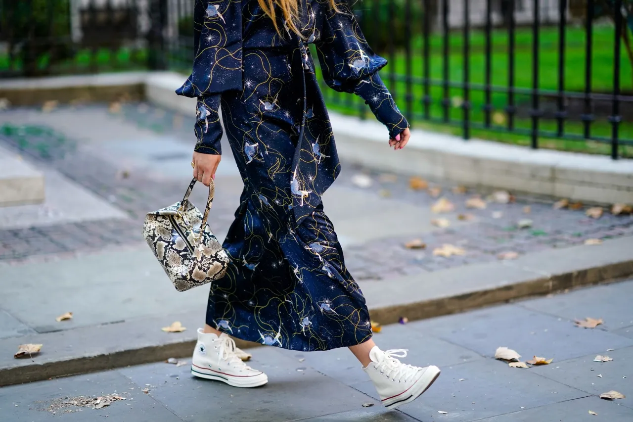Stylizacje sneakersy i sukienka