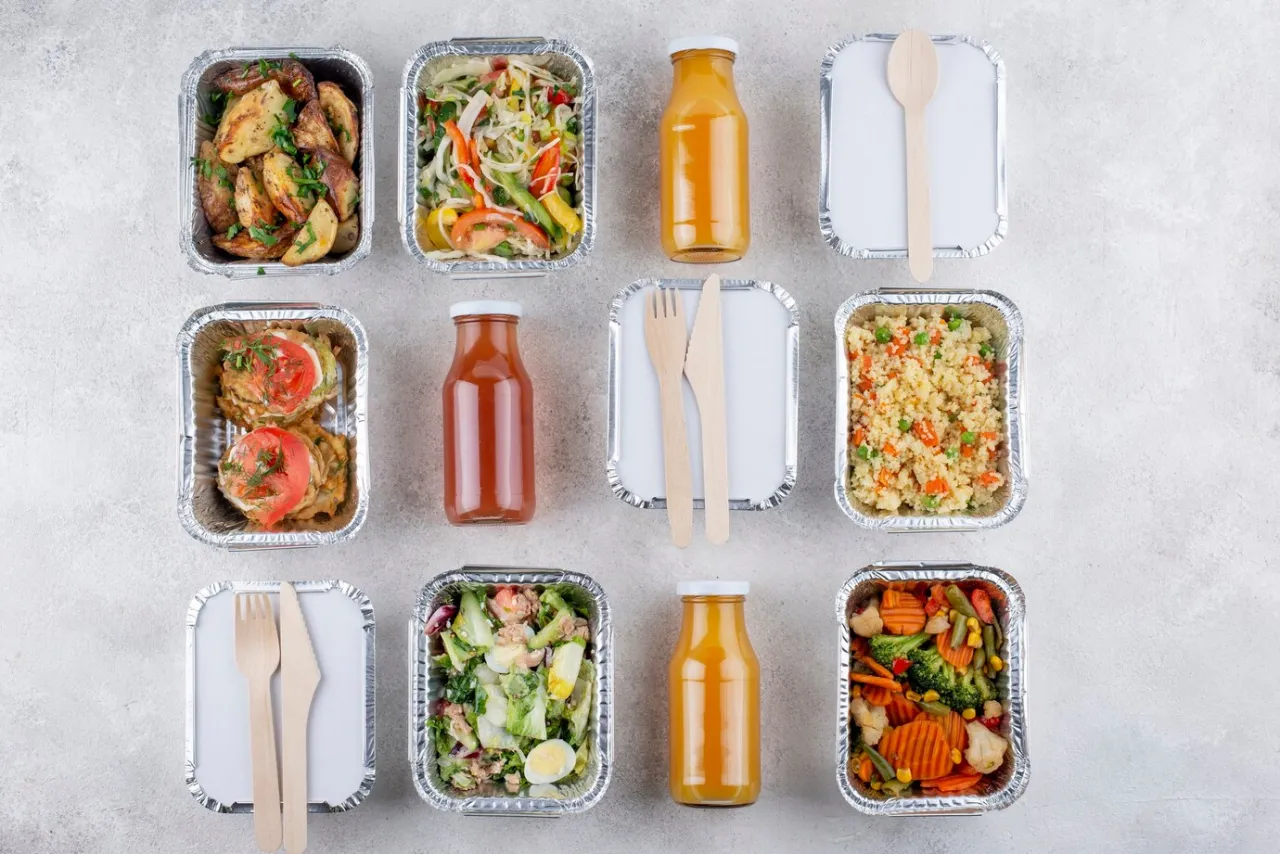 catering z obsługą a catering na wynos porównanie