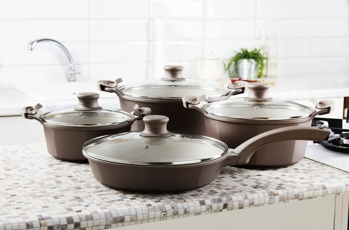 r&oacute;żne garnki na płycie indukcyjnej, dopasowanie garnka do pola grzewczego