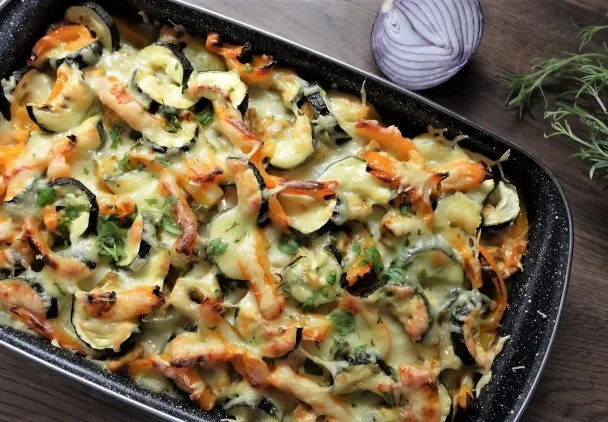 zapiekanka ziemniaczana z kurczakiem i warzywami