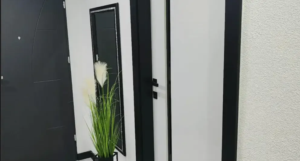 domowe sposoby czyszczenia białych drzwi