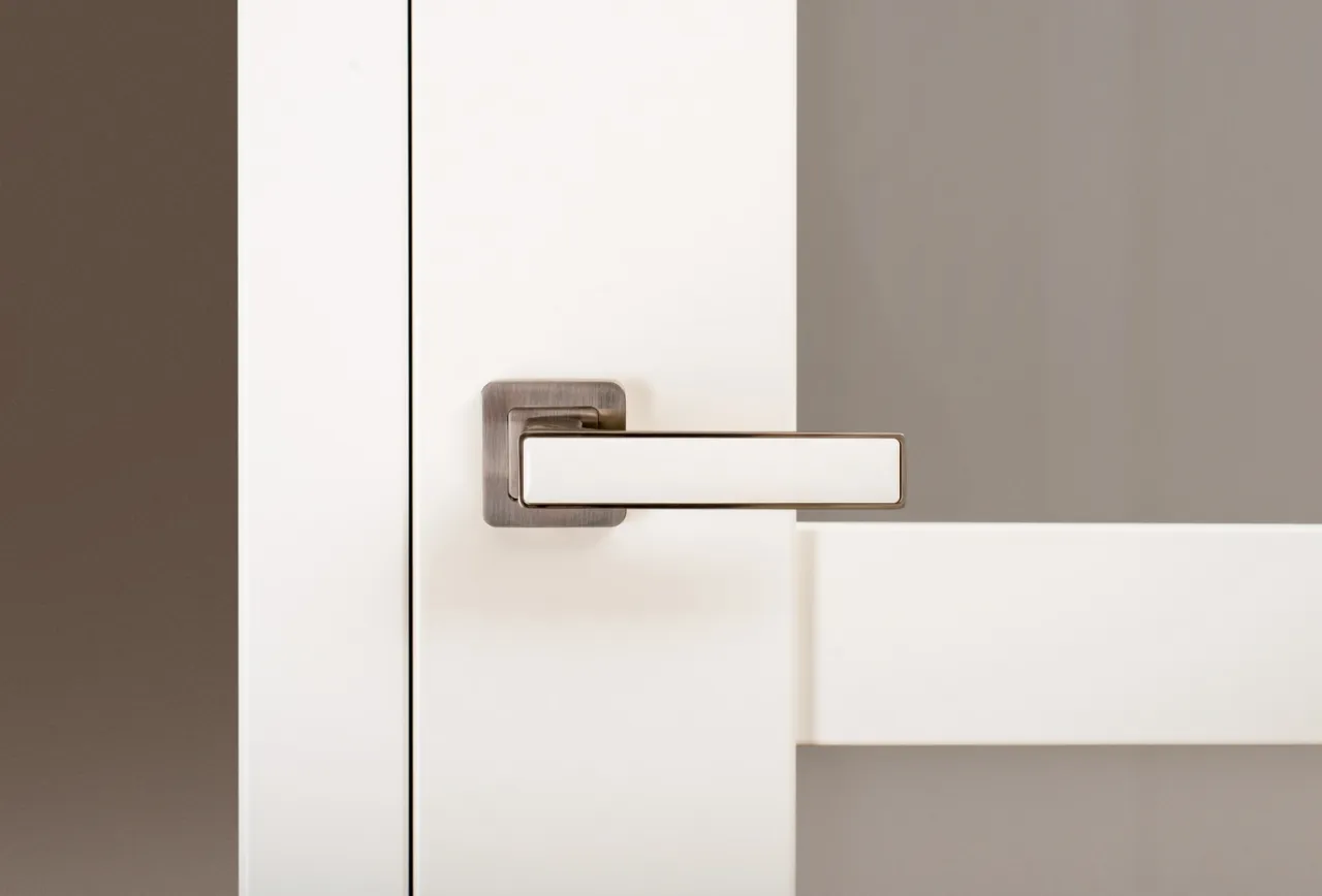 minimalistyczne klamki do drzwi bezprzylgowych