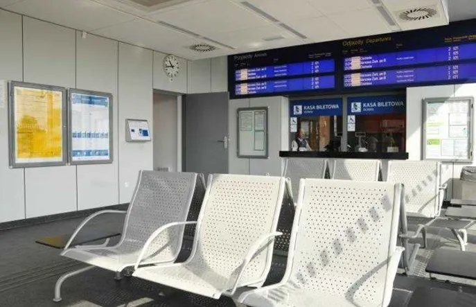 kasa biletowa na dworcu kolejowym z pasażerem