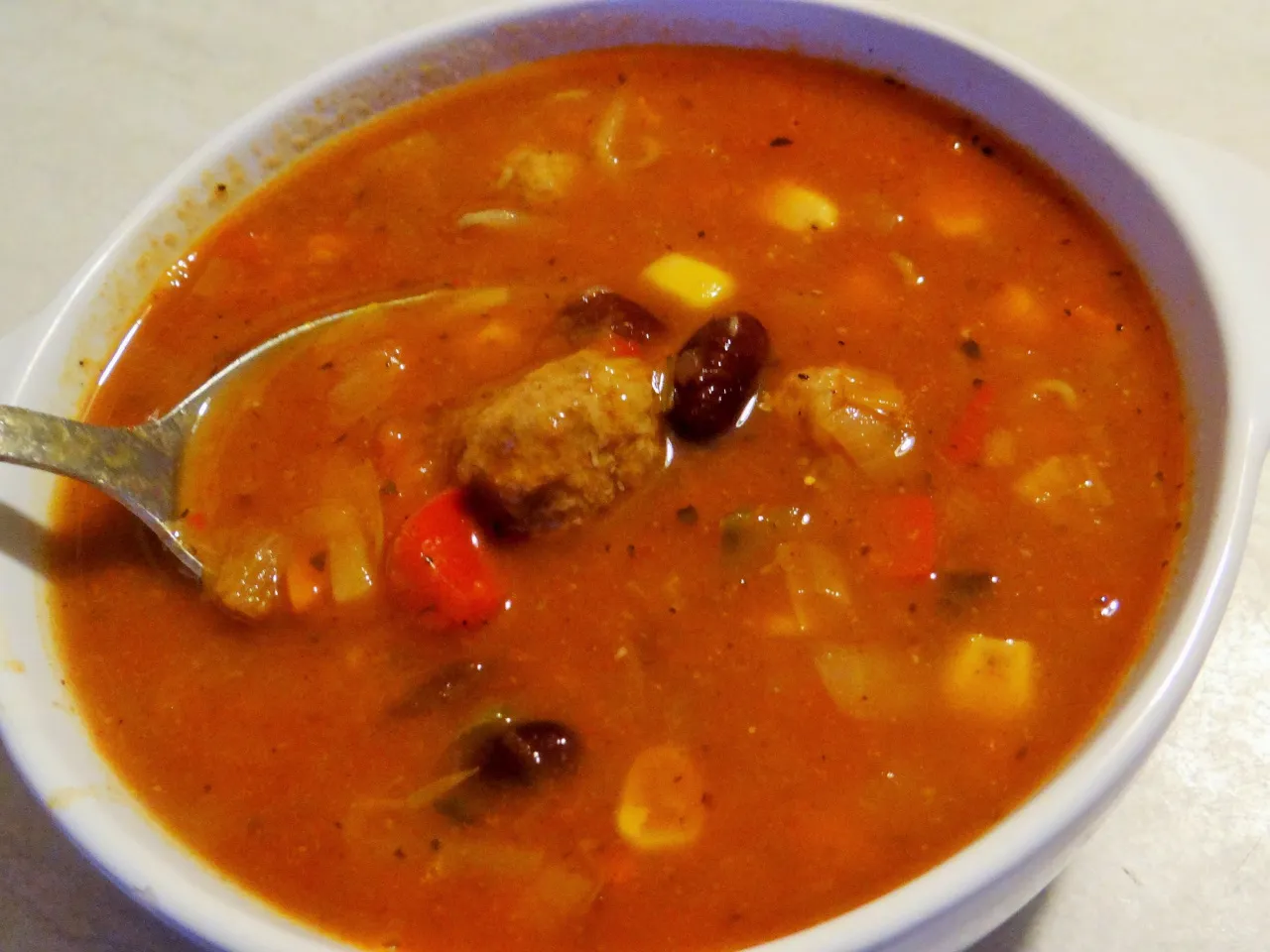 Aksamitna zupa meksykańska z fasolą, kukurydzą i kawałkami mięsa. Idealne jakie przyprawy do zupy meksykańskiej? Papryka, kumin i chili!