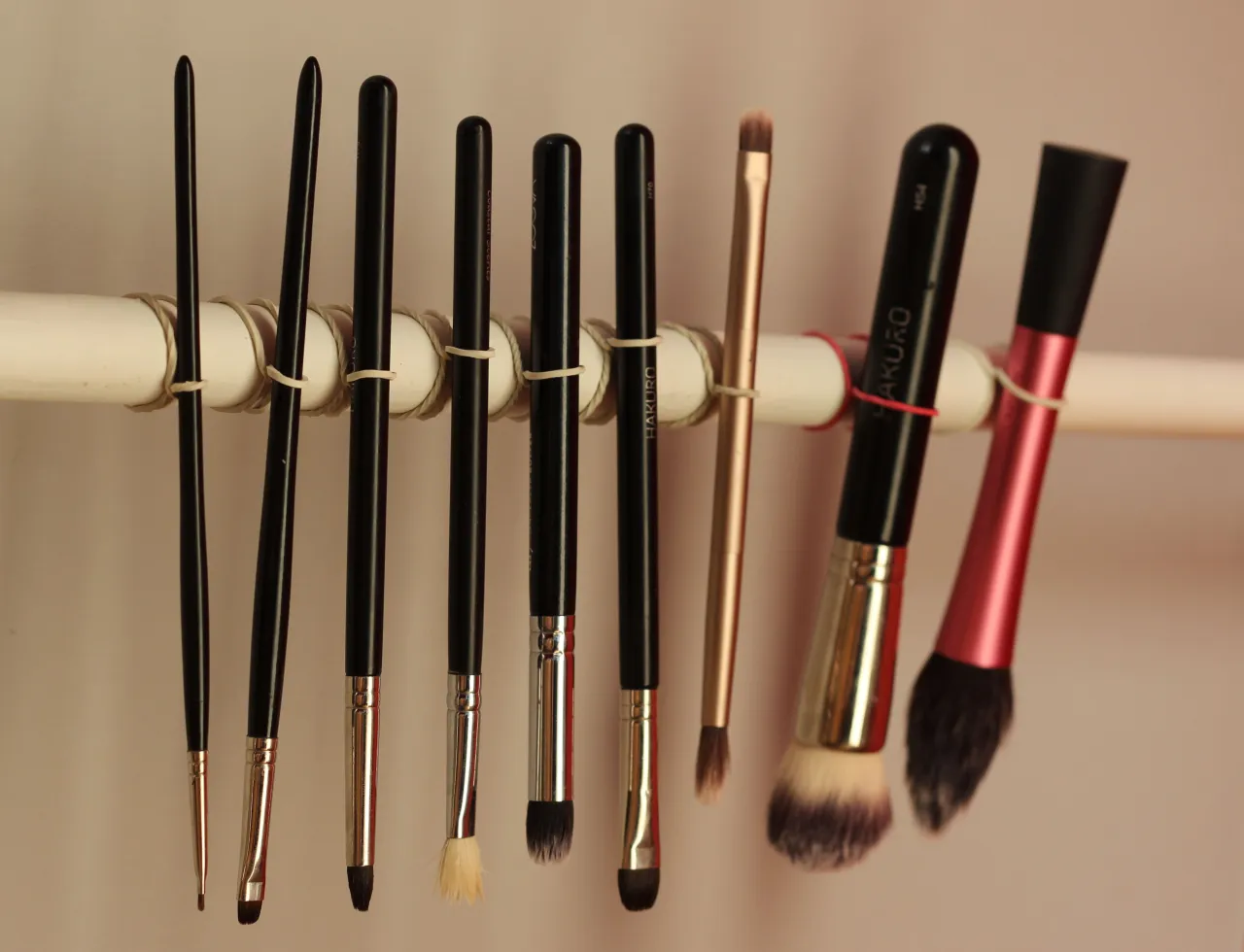 Prawidłowe suszenie pędzli do makijażu: poziomo i włosiem w d&oacute;ł