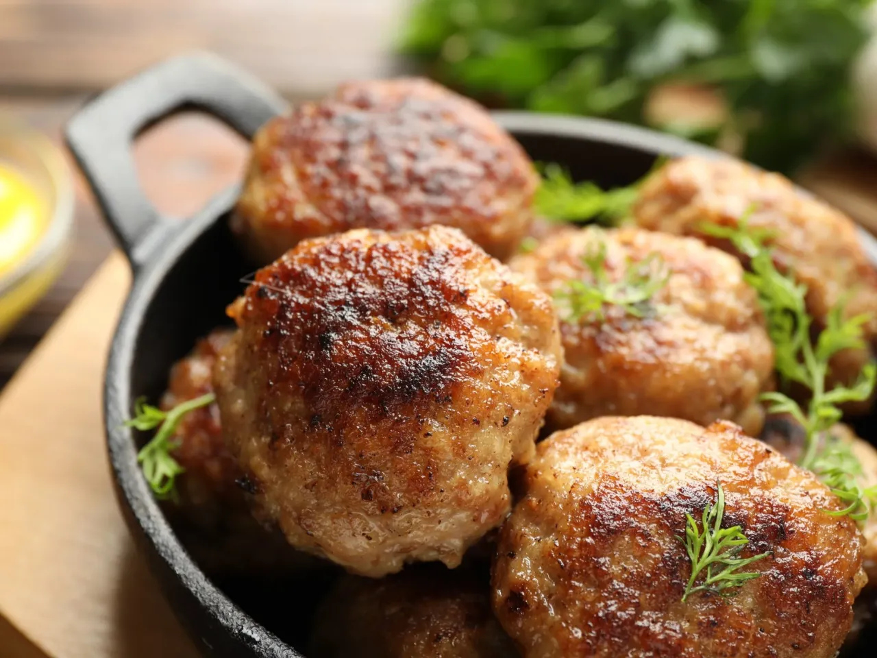 Złociste kotleciki mielone, idealne z ulubionymi przyprawami. Zastanawiasz się, jakie przyprawy do mięsa mielonego wybrać, by były pyszne?