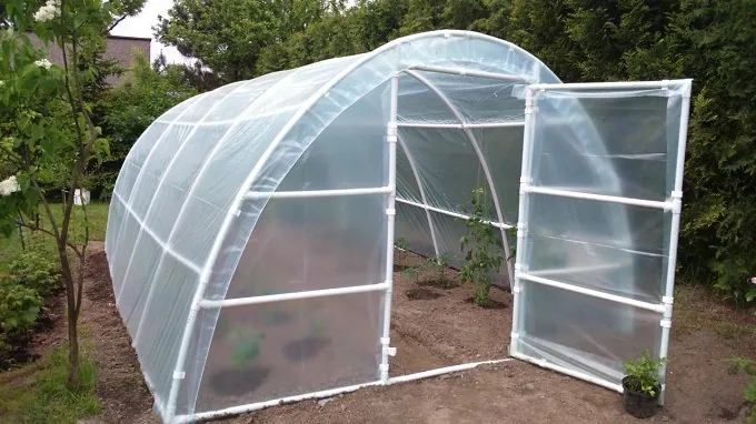 Rodzaje stelaży tuneli ogrodowych metalowy i PCV