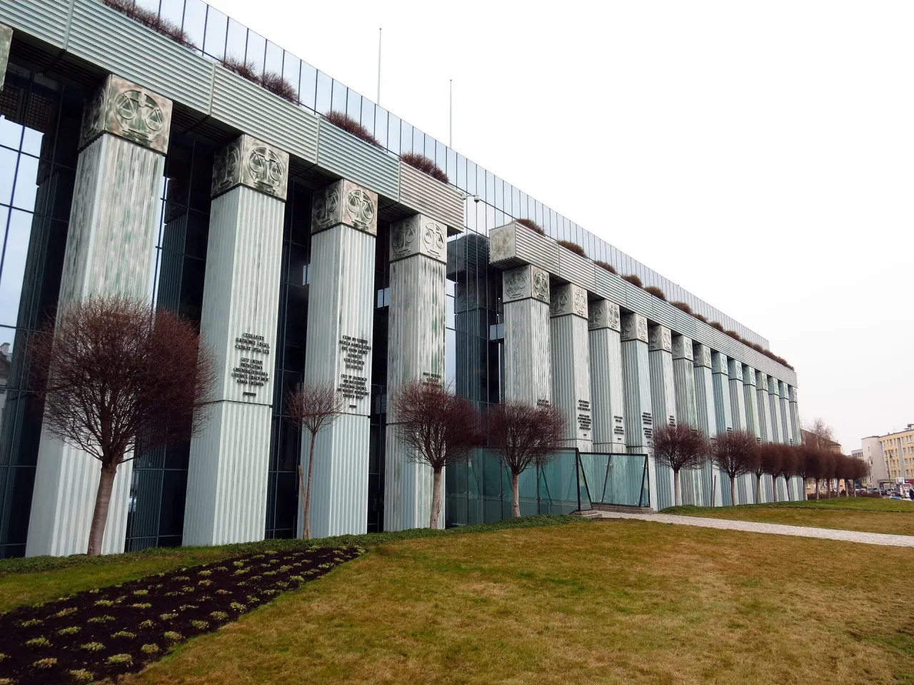 Sąd Najwyższy, gdzie co robi sąd najwyższy, to monumentalny budynek z kolumnami i szklaną fasadą.