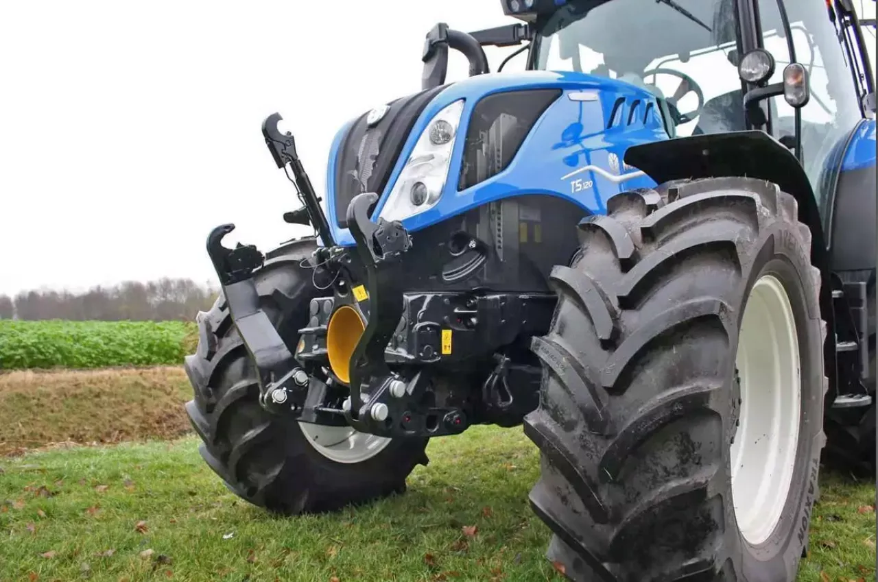 Ciągnik rolniczy z maszyną zawieszoną z przodu