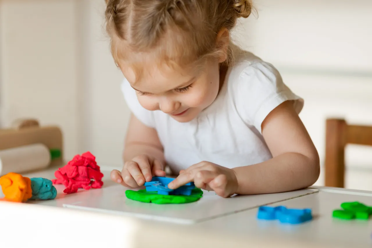 dziecko bawi się masą sensoryczną